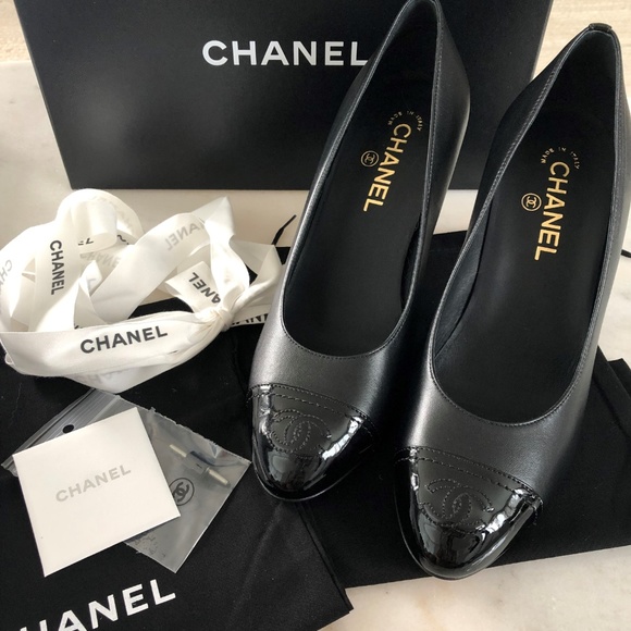 Chanel Pumps - Black Lambskin with Black Patent - Picture 3 of 5